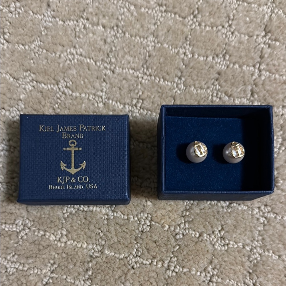 NWT Kiel James Patrick Pearl and Gold stud earrings